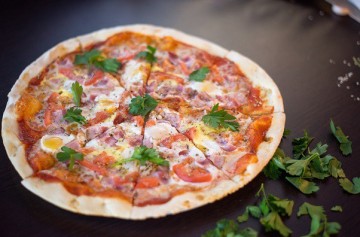 Pizza con pancetta e uova